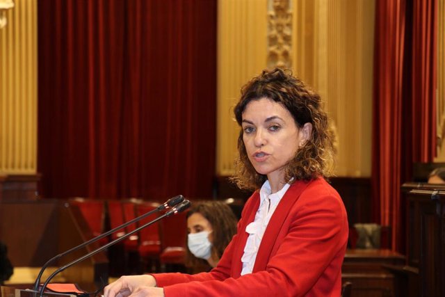 La consellera de Hacienda y Relaciones Institucionales, Rosario Sánchez, en una comparencencia en el Parlament.