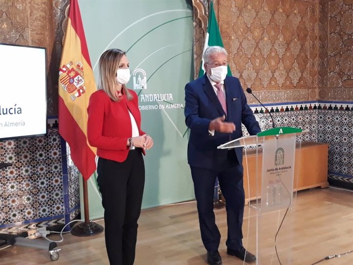 La delegada de la Junta en Almería junto al defensor del Pueblo Andaluz