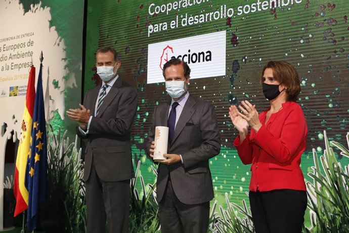Juan Ignacio Entrecanales, vicepresidente de Acciona, recibe el galardón de mano