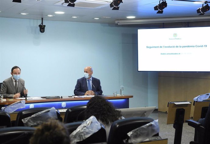 El jefe de Gobierno, Xavier Espot, y el ministro de Salud, Joan Martínez Benazet, en la rueda de prensa de presentación de las nuevas medidas contra el Covid-19