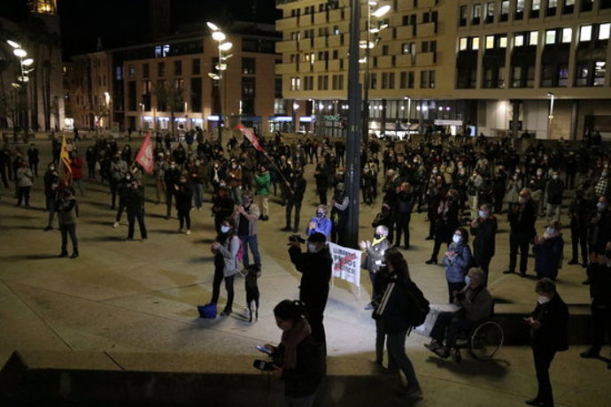 Pla general de la concentració a la plaa U d'octubre de Girona contra l'operatiu de la Gurdia Civil, el 28 d'octubre del 2020 (horitzontal)