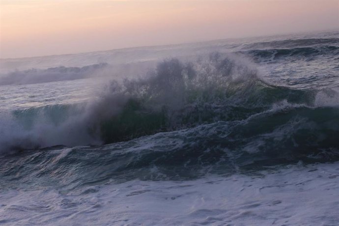 Forte ondada no litoral (Foto de arquivo).