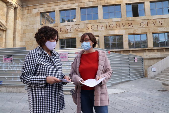 Pla americ de la diputada del PSC al Parlament, Rosa Maria Ibarra; i de la consellera del PSC a l'Ajuntament de Tarragona, Begoña Floria; davant del MNAT de Tarragona. Foto del 28 d'octubre del 2020 (Horitzontal).