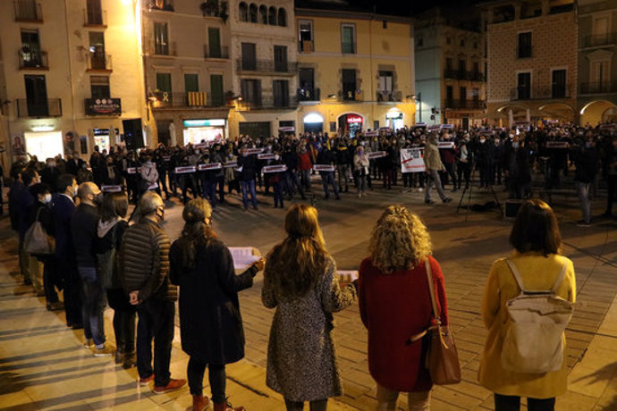 Pla general de la concentració a la plaa de l'Ajuntament d'Igualada. Imatge del 28 d'octubre del 2020. (Horitzontal)