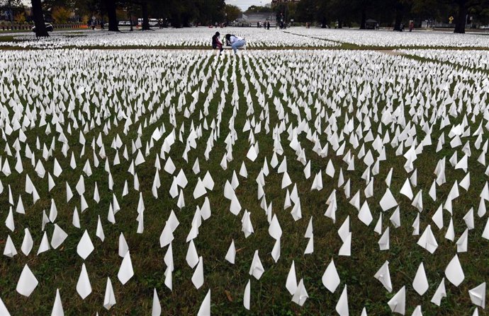 Banderas blancas para honrar a los fallecidos por la COVID-19 en Estados Unidos en Washington. 