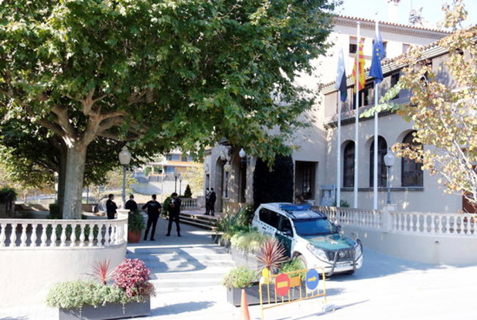 Pla general de la Gurdia Civil a l'exterior de l'Ajuntament de Cabrera de Mar el 28-10-20 (horitzontal).
