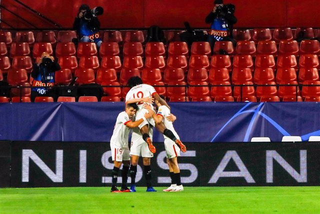 De Jong celebra con sus compañeros el único tanto del Sevilla FC