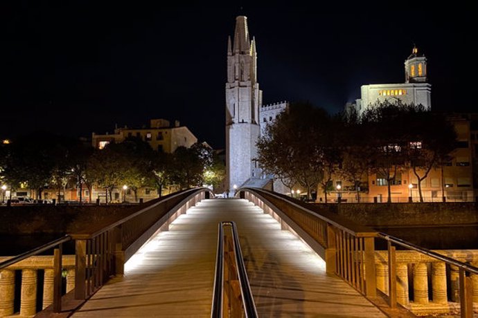 El pont que mena al Cul de la Lleona de Girona, buit. Foto publicada el 29 d'octubre del 2020 (horitzontal)