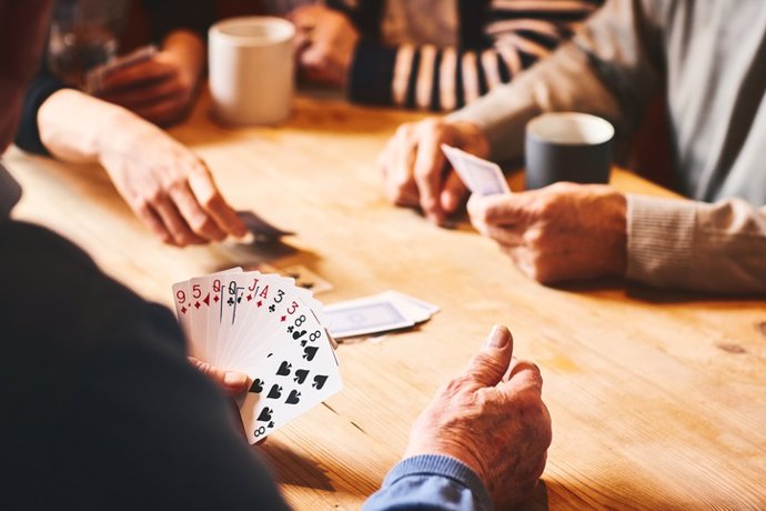 Personas mayores jugando a las cartas.