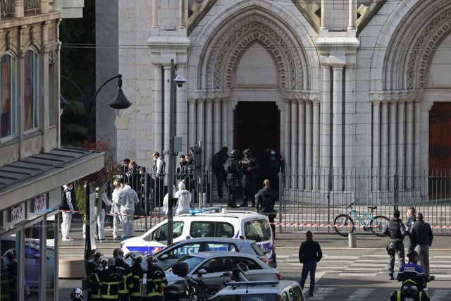 29 October 2020, France, Nice: French members of the elite tactical police unit (RAID) enter to search the Basilica of Notre-Dame de Nice after a knife attack in Nice. Photo: Valery Hache/AFP/dpa