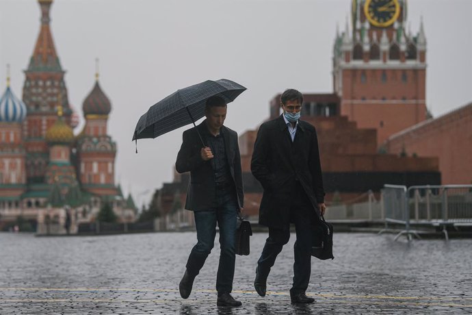 Dos ciudadanos pasean por la Plaza Roja de Moscú