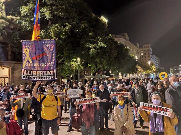 Concentració a la plaa de la Catedral de Barcelona contra l'operació policial de la Gurdia Civil por un presumpte desviament de fons públics al procés independentista.