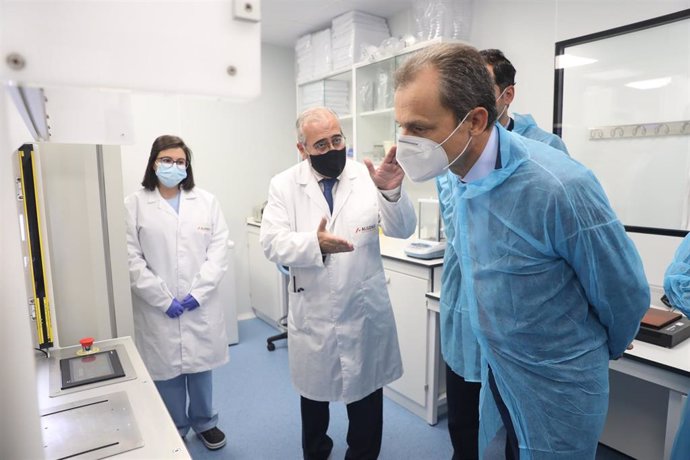 El ministro de Ciencia e Innovación, Pedro Duque, durante una visita a las instalaciones de una nueva factoría de la empresa ALGENEX dedicada a la producción de vacunas en Tres Cantos (Madrid)