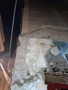 Parte del edificio derrumbado en la calle María Cristina de Córdoba.