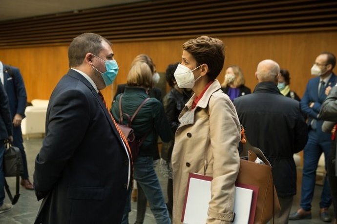 El presidente del Parlamento, Unai Hualde, y la presidenta navarra, María Chivite, antes del inicio del Debate.