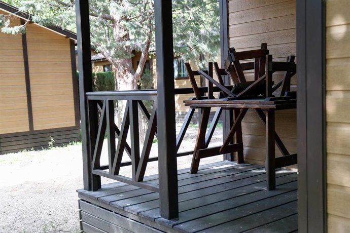 Terraza de un bungalow de un Camping