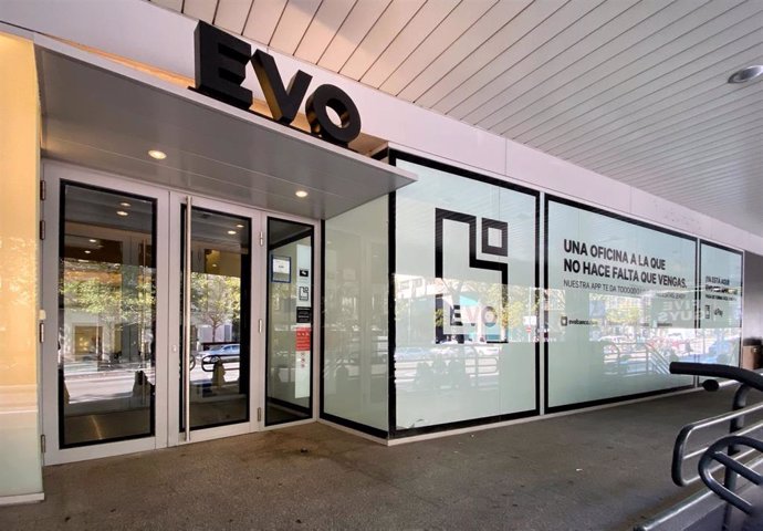 Puerta principal de una de las oficinas de EVO Banco en Madrid.