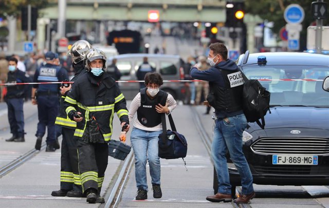 29 October 2020, France, Nice: French forensics officers arrive at the scene of a knife attack in Nice. At least one person has been killed and several others injured in a knife attack at a church, a French police source told dpa on Thursday. Photo: Valer