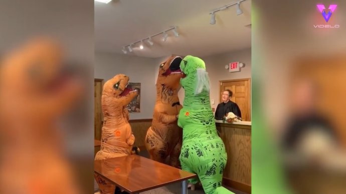 Esta pareja se casa disfrazada de dinosaurios