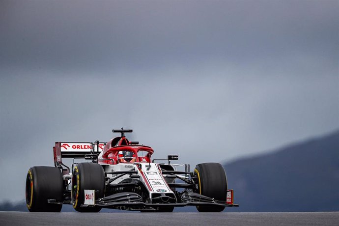 El Alfa Romeo de Kimi Raikkonen durante el Gran Premio de Portugal 2020
