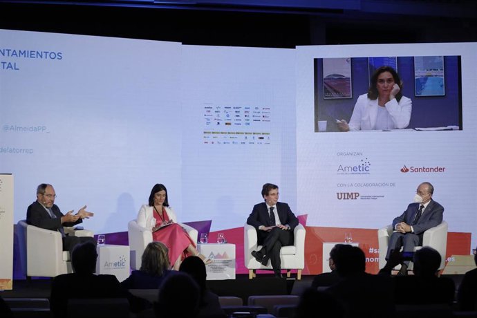 (I-D) El presidente de Ametic, Pedro Mier; la alcaldesa de Santander, Gema Igual; el alcalde de Madrid, José Luis Martínez-Almeida y el alcalde de Málaga, Francisco de la Torre, participan presencialmente mientras que la alcaldesa de Barcelona, Ada Cola