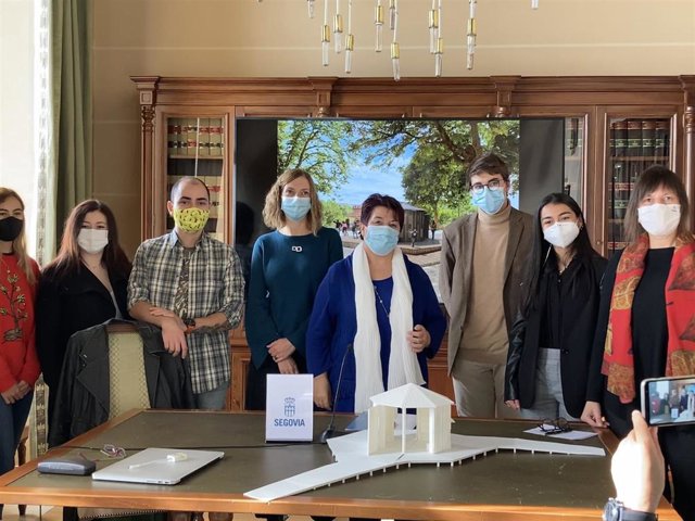 El concejal de Desarrollo Urbano, Luis Miguel García Copete, con la bandera verde otorgada al Parque de Quevedo por su limpieza, cuidado y biodiversidad.