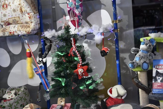 Detalle del escaparate de una tienda con motivos navideños. 