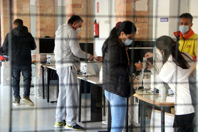 Pla general de l'accés al cribratge, on s'agafen les dades personals dels usuaris. Imatge del 29 d'octubre del 2020. (Horitzontal)