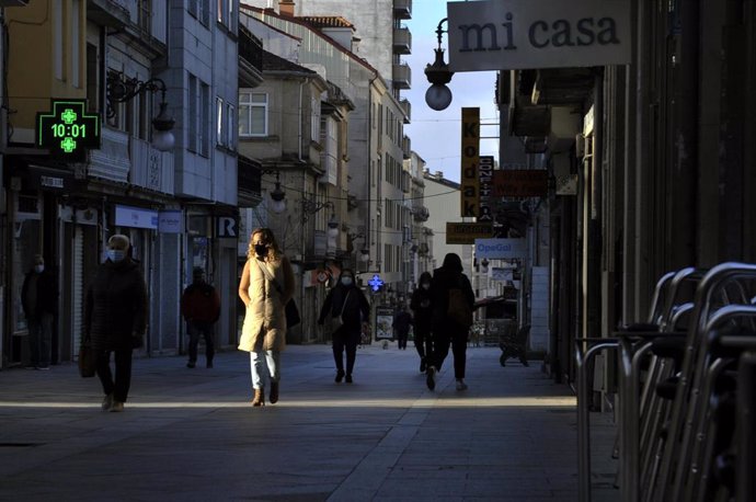 Transeúntes en una calle de O Carballiño (Ourense)