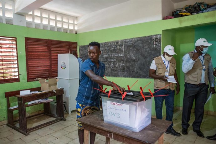 Un hombre vota en las presidenciales en Guinea