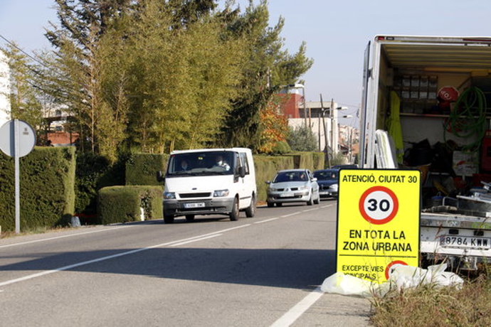Un dels senyals que s'ha collocat en una de les entrades a Lleida, concretament a l'avinguda Flix del barri de la Bordeta. Imatge del 29 d'octubre de 2020. (Horitzontal)