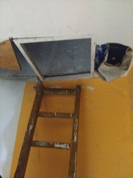 La trampilla por la que pretendían entrar los 'okupas' en la vivienda de Barakaldo.