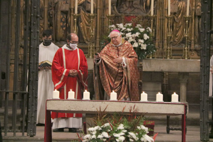 Pla mitj del Bisbe Pardo durant la missa que s'ha fet aquest dijous 29 d'octubre de 2020 a Girona. (Horitzontal)