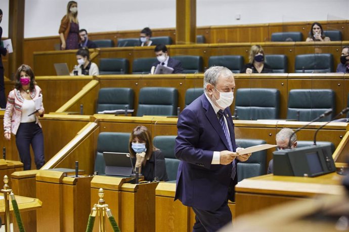 El consejero de Economía y Hacienda, Pedro Azpiazu, En el pleno del parlamento vasco