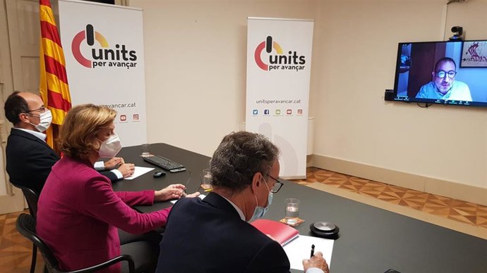 Oriol Molins (E), president del Consell Nacional d'Units per Avanar, Helena Isábal (C), presidenta del Consell d'Units, i Julio Molinario (D), secretari del CN. A la pantalla, Ramon Espadaler, secretari general d'Units.