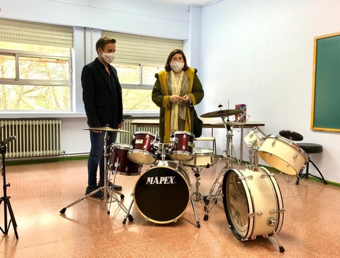 La concejal junto al director técnico de la escuela, durante la visita a las instalaciones.