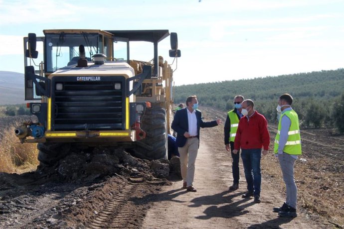 El delegado de Medio Natural y Carreteras de la Diputación de Córdoba, Francisco Palomares (izda.), visita las obras en la CO-3109