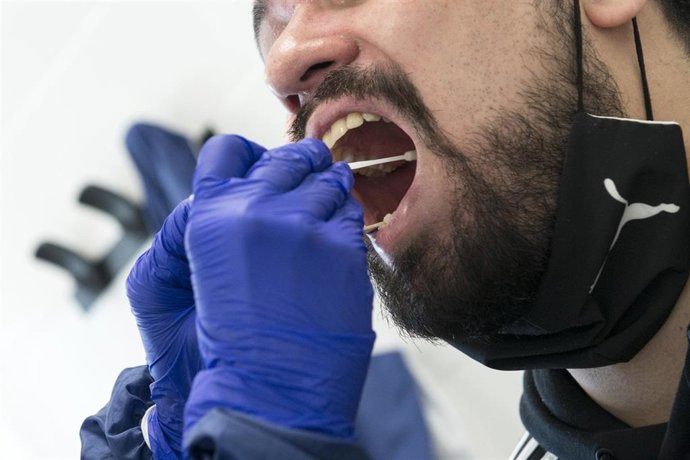Un sanitario realiza una prueba PCR a un paciente, en imagen de archivo