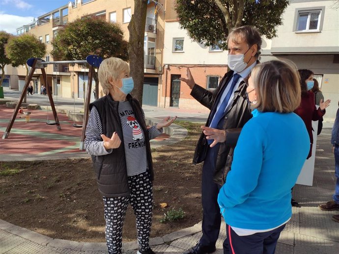 El alcalde de Salamanca habla con unas vecinas en el barrio Pizarrales este jueves.