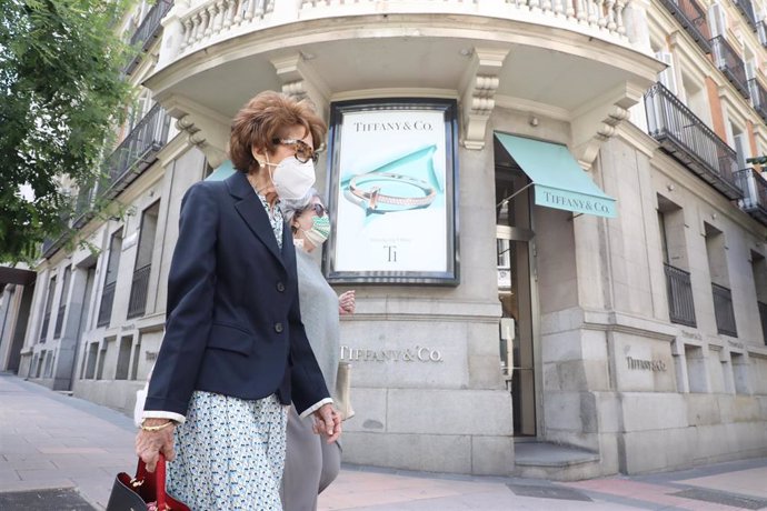 Dos mujeres pasan junto a la entrada de la tienda Tiffany de la calle José Ortega y Gasset, 10 de Madrid