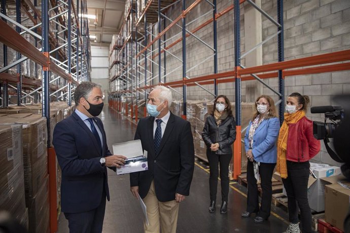 El consejero de la Presidencia, Administración Pública e Interior, Elías Bendodo (i), junto al director general de gestión economica del SAS, José Antonio Miranda (d.), este jueves en Sevilla.