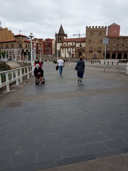 Gijón, el primer día en el que se puede pasear en el estado de alarma, el 2 de mayo