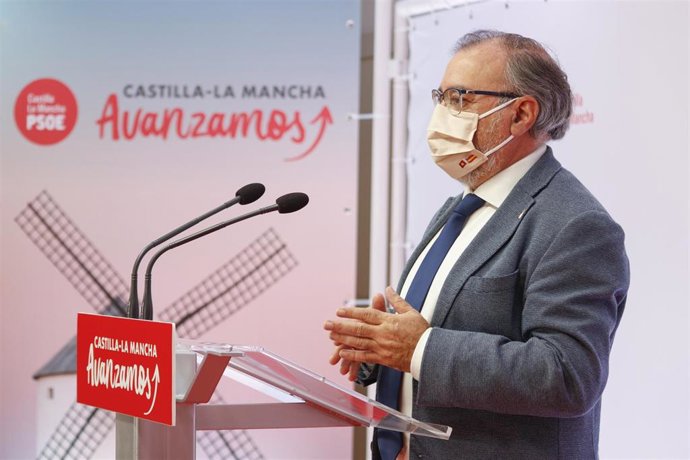El presidente del Grupo Parlamentario Socialista en las Cortes de C-LM, Fernando Mora, en rueda de prensa