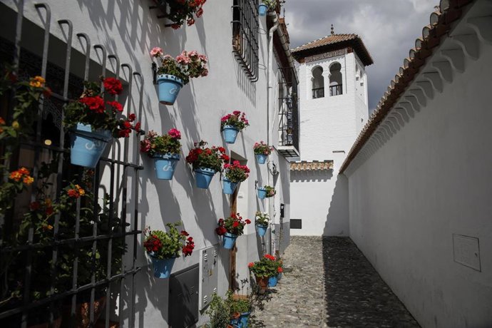 La Mezquita Mayor de Granada vacía por la crisis del coronavirus, en el confinamiento por el primer estado de alarma