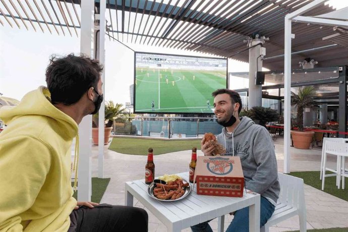 La nueva terraza común de Quadernillos con pantalla gigante