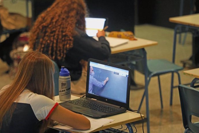 Una alumna atiende desde su ordenador clases virtuales.