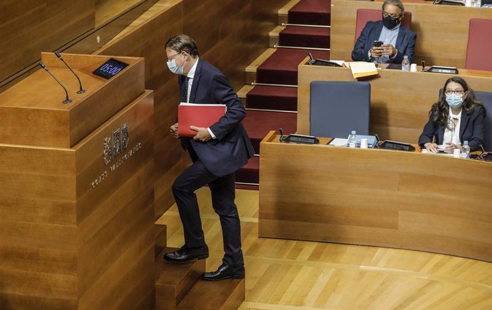 El president de la Generalitat, Ximo Puig, es dirigeix a intervenir en Els Corts en el debat de l'estat de la comunitat