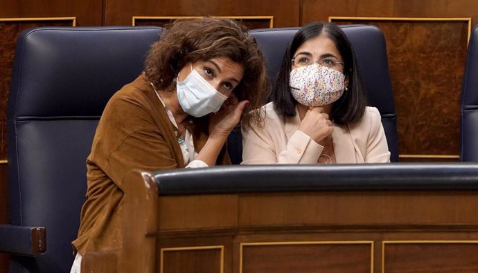 Las ministras de Hacienda y Política Territorial y Función Pública, María Jesús Montero y Carolina Darias, sentadas en sus escaños durante una sesión de control al Gobierno en el Congreso