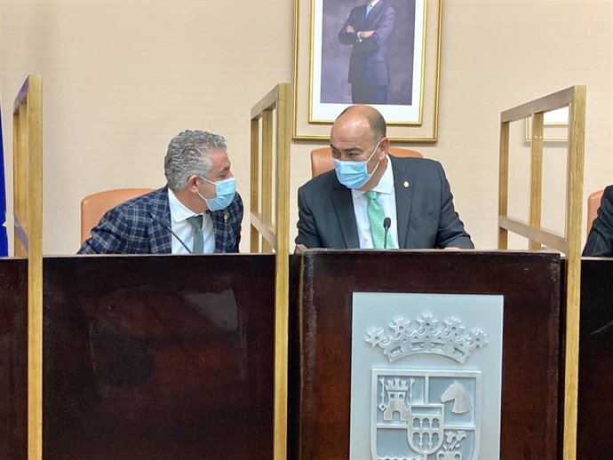 El presidente de la Diputación, Miguel Ángel de Vicente, y el vicepresidente, Jose María Bravo, antes de comenzar el Pleno.