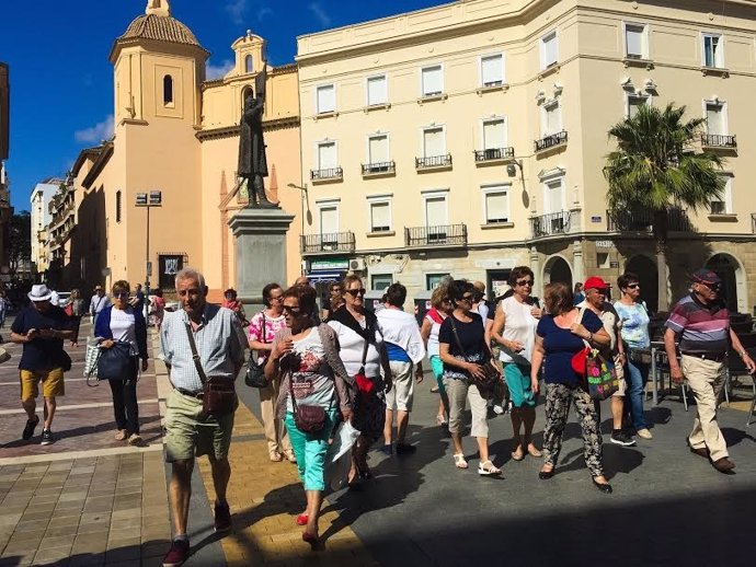 Turistas en Huelva capital, en una imagen de archivo.